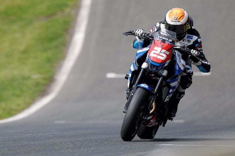 ABK Beer 0% BMW Motorrad F 900 R Cup: Strudwick takes charge with Heat Two victory