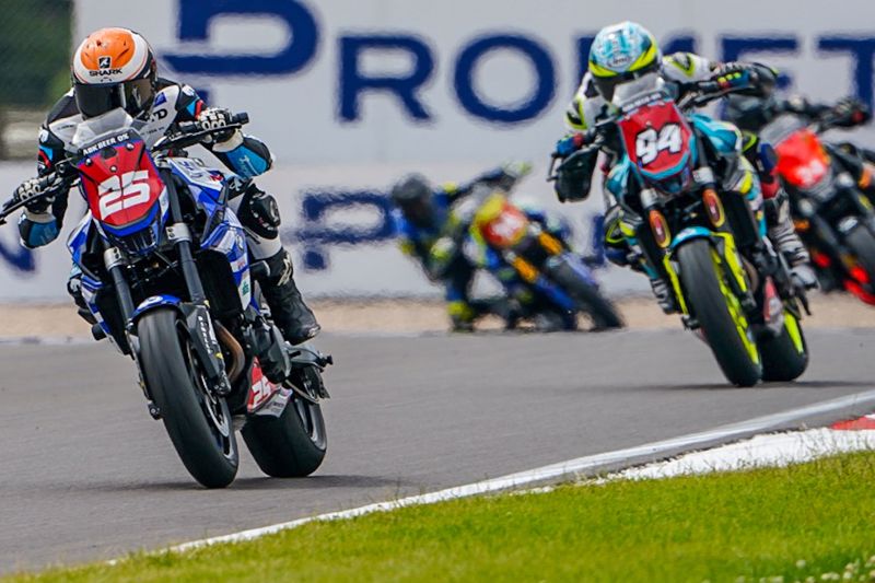 Strudwick leads the way in opening ABK Beer 0% BMW Motorrad F 900 R Cup action