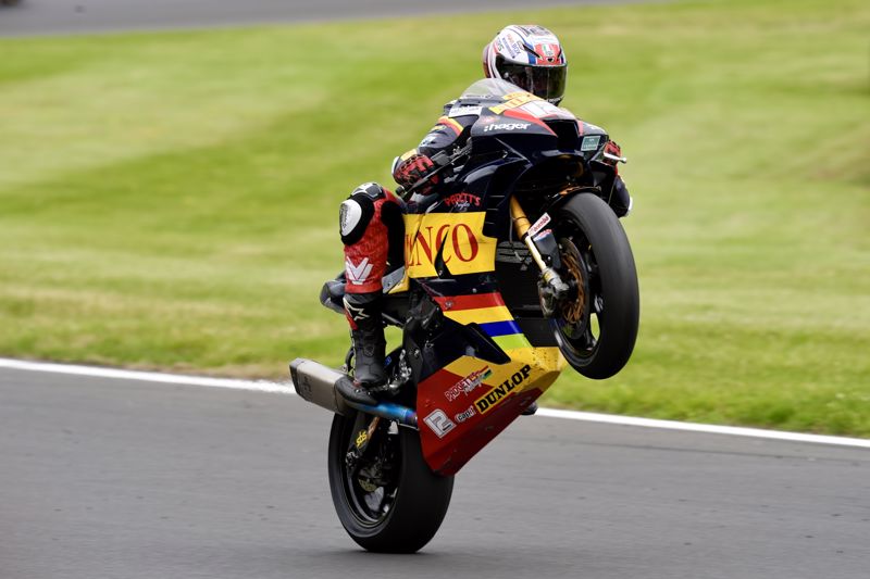 Pirelli National Superstock with Moneybarn Vehicle Finance: Mossey destroys the field to take victory