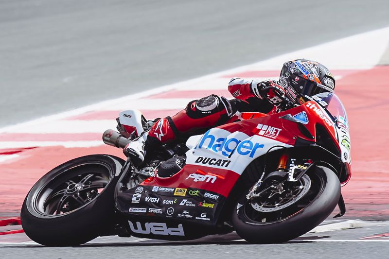 Irwin ups the pace to lead Vickers by 0.019s on day two