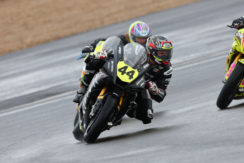 Circuito de Navarra ESBK: Classy Steven Odendaal triumphs in opener