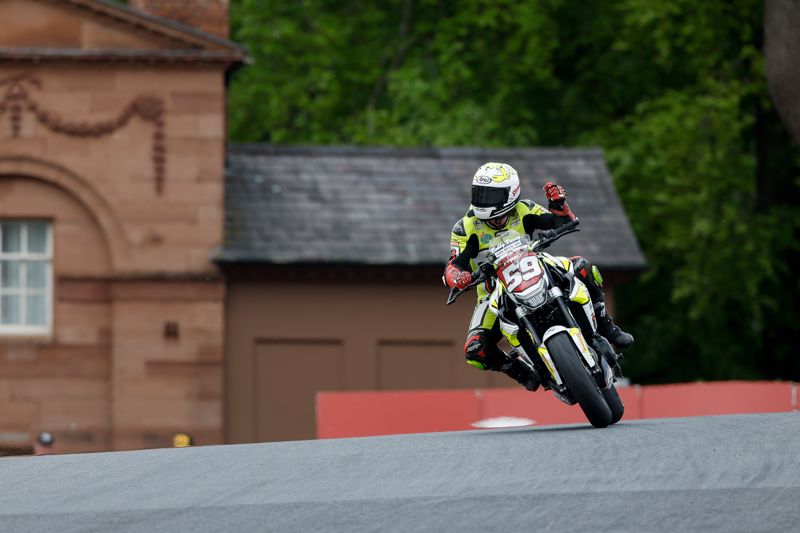 ABK Beer 0% BMW Motorrad F 900 R Cup: Varey holds off Burrell for Heat One win
